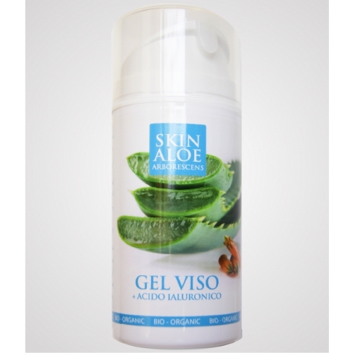 foglie di aloe vera sul viso